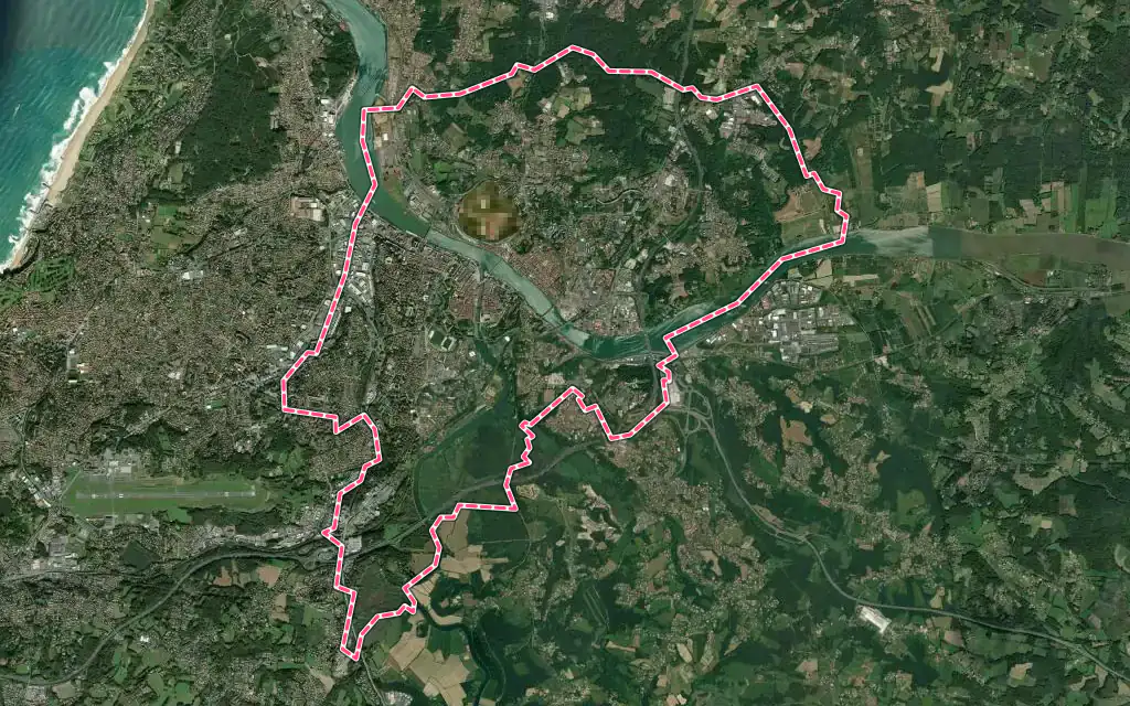 Vue satellite de Bayonne avec ses contours administratifs