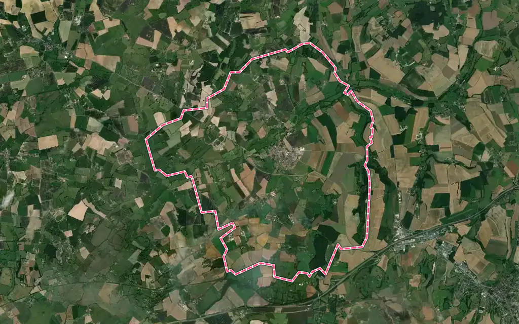 Vue satellite de Bazoches-sur-Hoëne avec ses contours administratifs