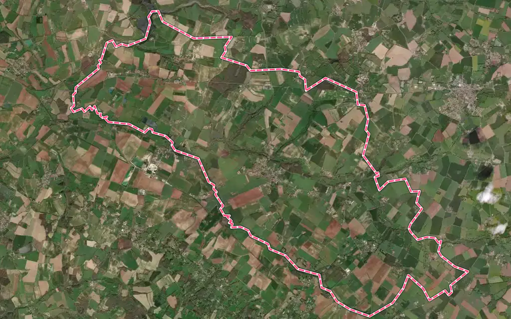 Vue satellite de Bazoges-en-Pareds avec ses contours administratifs
