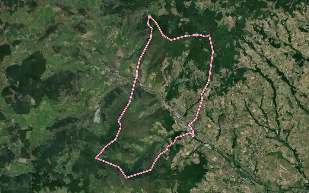 Vue satellite de Beaujeu avec ses contours administratifs