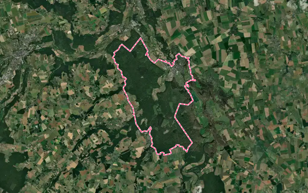 Vue satellite de Beaumont-le-Roger avec ses contours administratifs