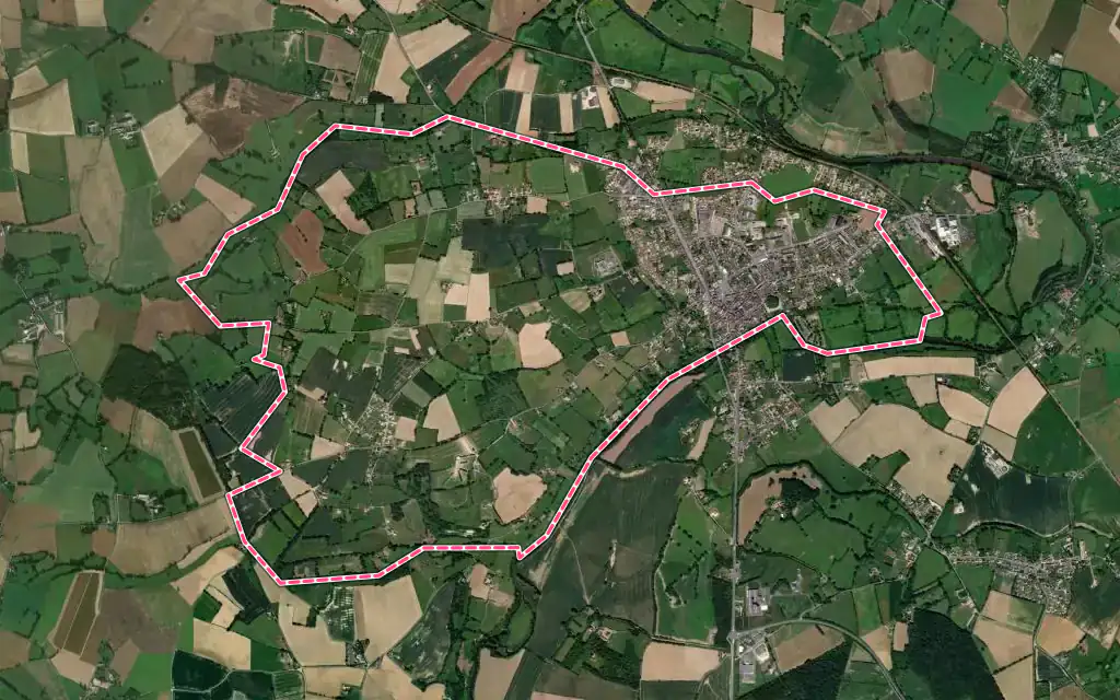 Vue satellite de Beaumont-sur-Sarthe avec ses contours administratifs