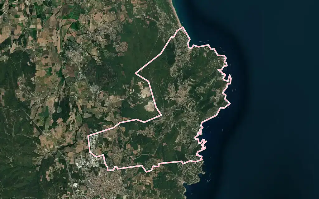 Vista satélite de Begur con su contorno administrativo