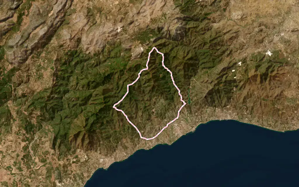 Vista satélite de Benahavís con su contorno administrativo