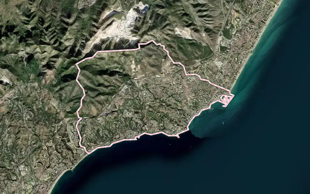 Vista satélite de Benalmádena con su contorno administrativo