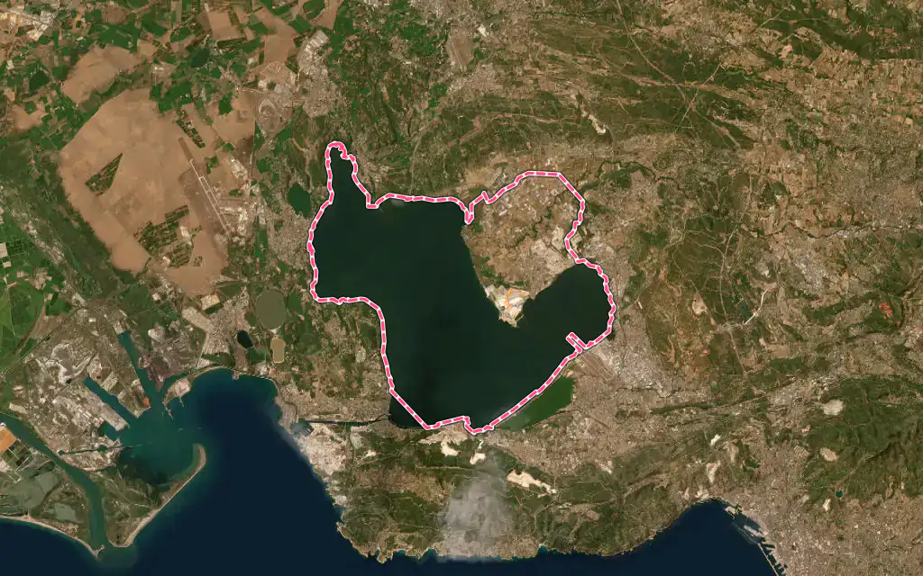 Vue satellite de Berre-l'Étang avec ses contours administratifs