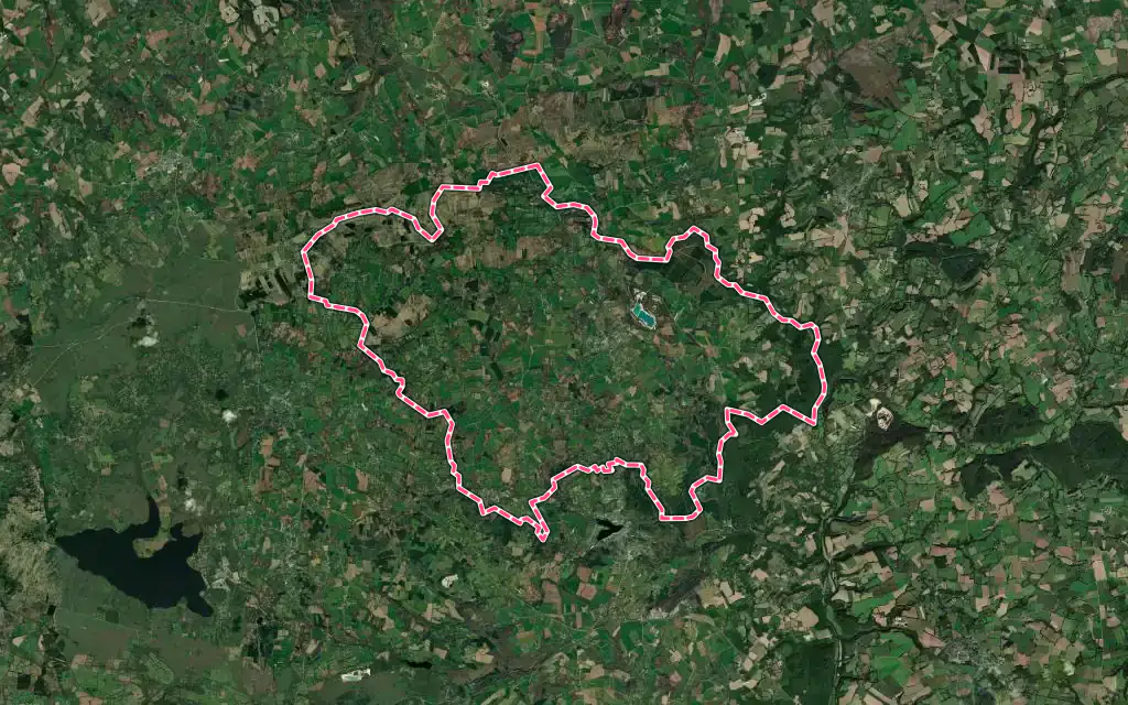 Vue satellite de Berrien avec ses contours administratifs