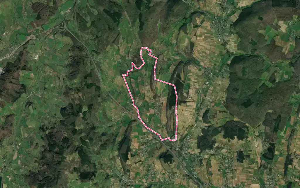Vue satellite de Berzé-la-Ville avec ses contours administratifs