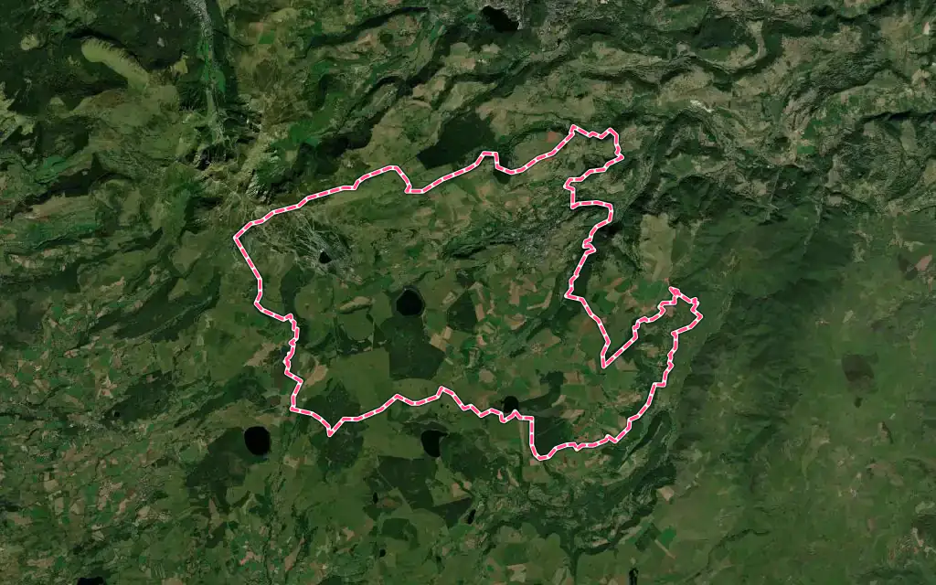 Vue satellite de Besse-et-Saint-Anastaise avec ses contours administratifs