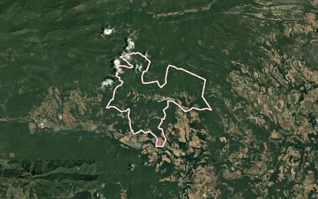 Vista satélite de Beuda con su contorno administrativo