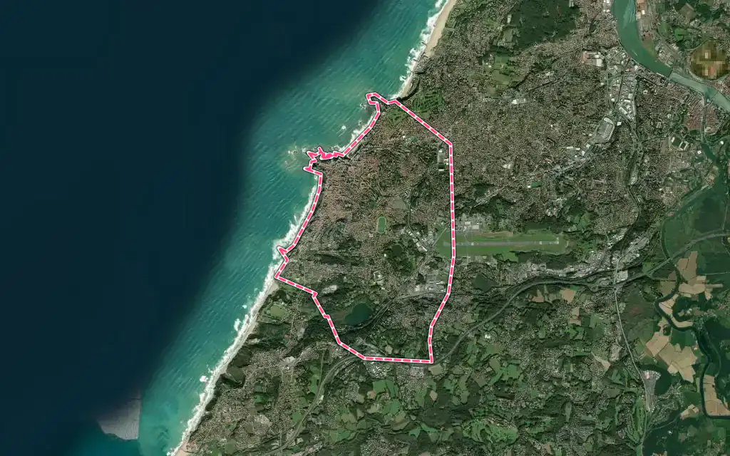 Vue satellite de Biarritz avec ses contours administratifs