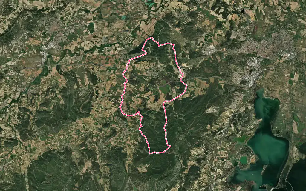 Vue satellite de Bizanet avec ses contours administratifs