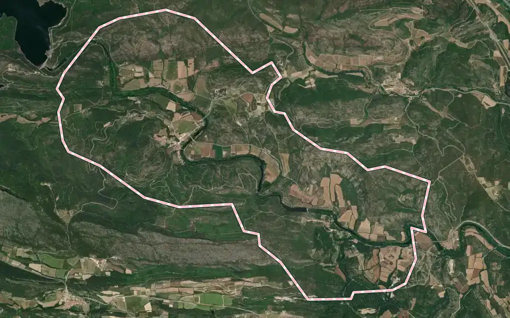 Vista satélite de Boadella i les Escaules con su contorno administrativo