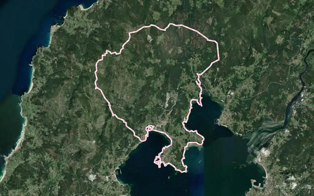 Vista satélite de Boiro con su contorno administrativo