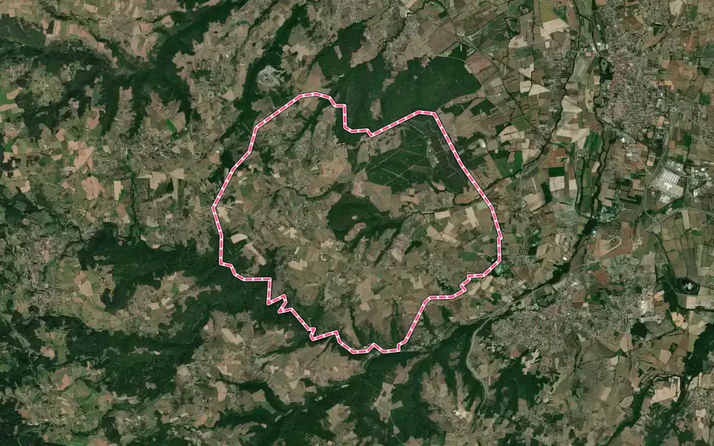 Vue satellite de Boisset-Saint-Priest avec ses contours administratifs