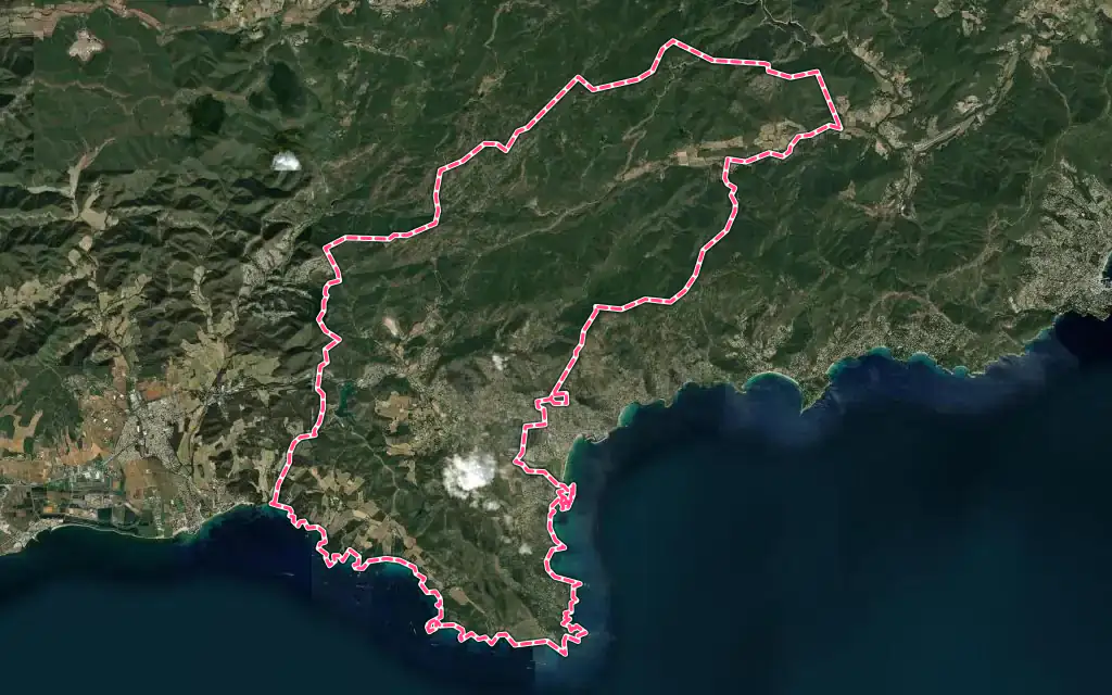 Vue satellite de Bormes-les-Mimosas avec ses contours administratifs