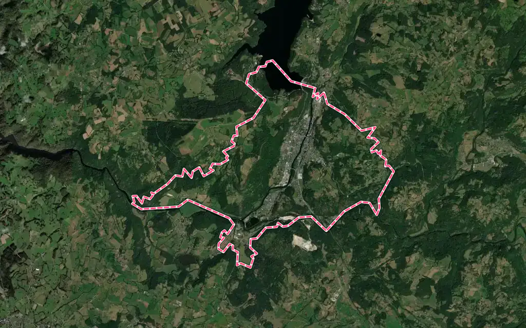 Vue satellite de Bort-les-Orgues avec ses contours administratifs