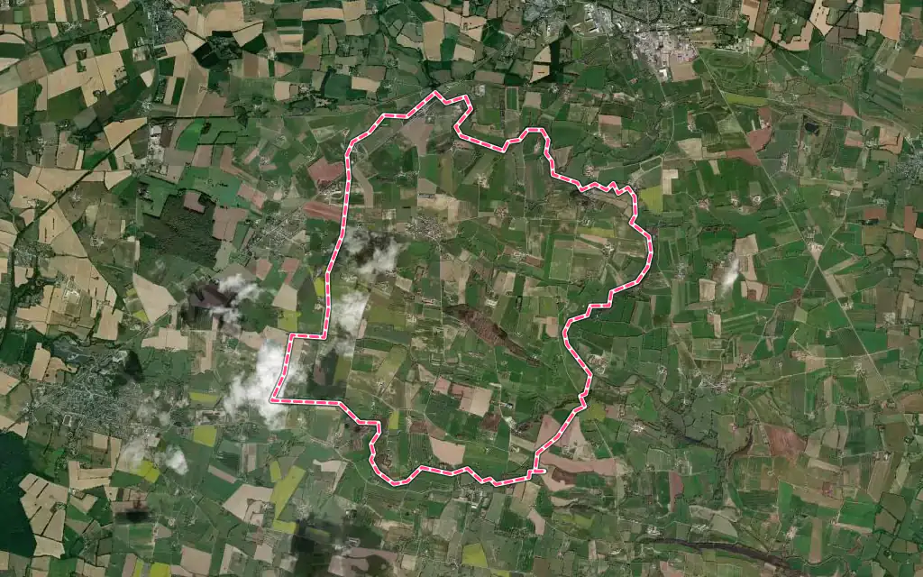 Vue satellite de Bouchamps-lès-Craon avec ses contours administratifs