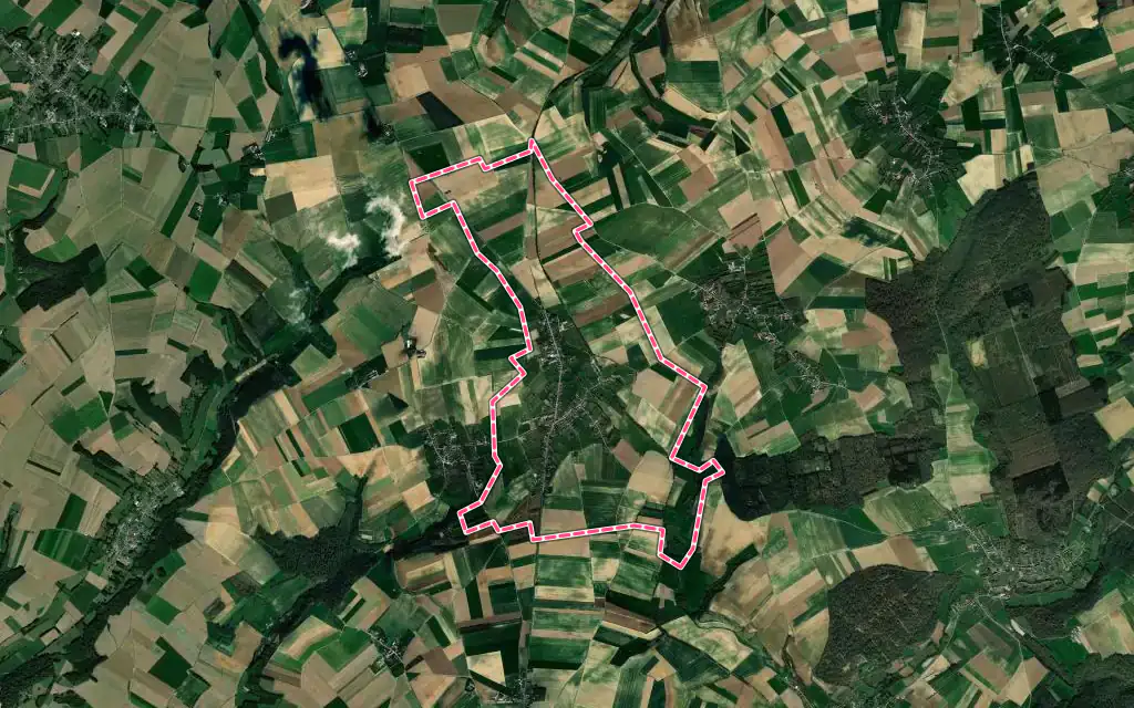 Vue satellite de Bouquemaison avec ses contours administratifs
