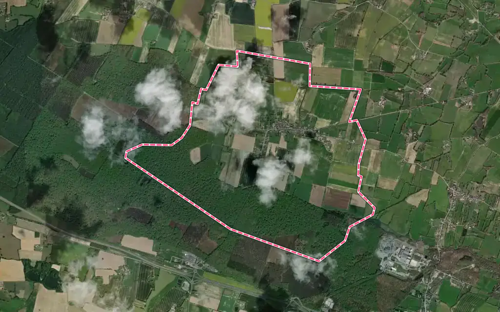 Vue satellite de Bourg-l'Évêque avec ses contours administratifs