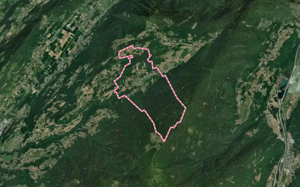 Vue satellite de Bourget-en-Huile avec ses contours administratifs