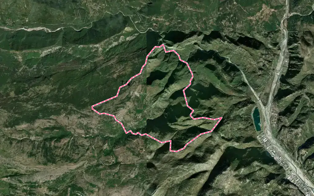 Vue satellite de Bouyon avec ses contours administratifs