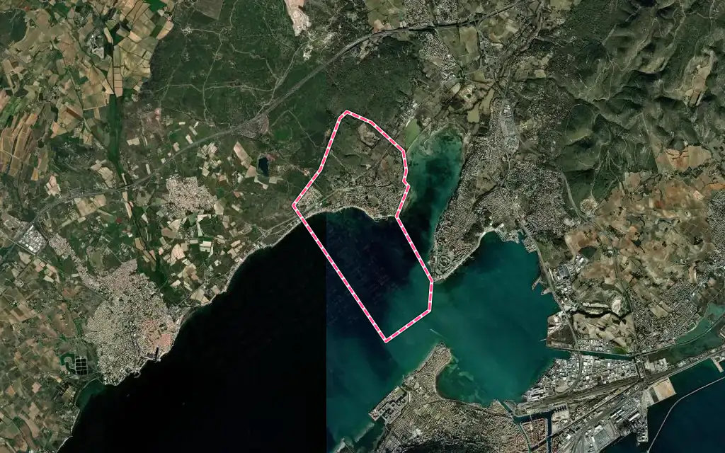 Vue satellite de Bouzigues avec ses contours administratifs