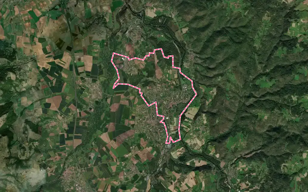 Vue satellite de Brassac-les-Mines avec ses contours administratifs