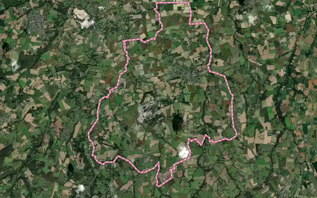 Vue satellite de Bréhand avec ses contours administratifs