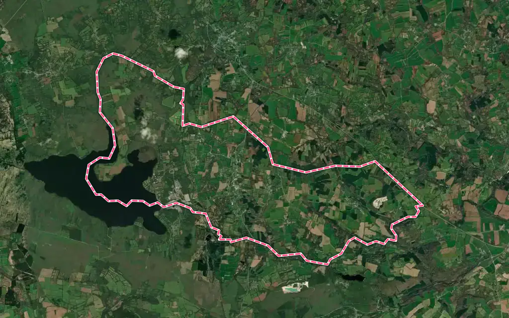 Vue satellite de Brennilis avec ses contours administratifs