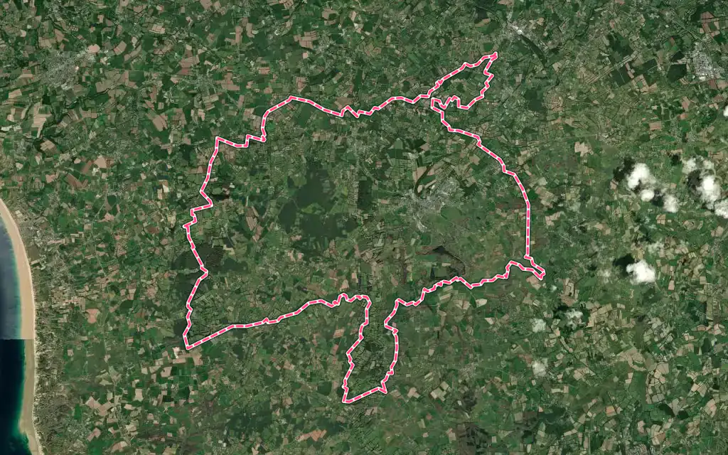 Vue satellite de Bricquebec-en-Cotentin avec ses contours administratifs
