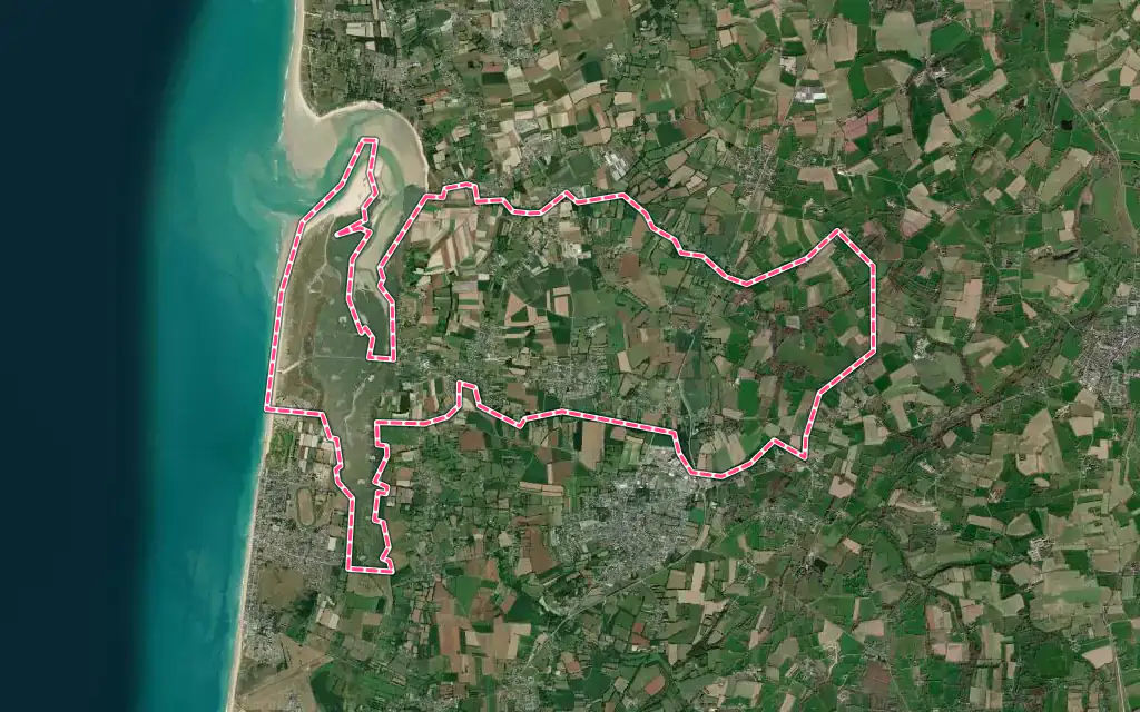 Vue satellite de Bricqueville-sur-Mer avec ses contours administratifs
