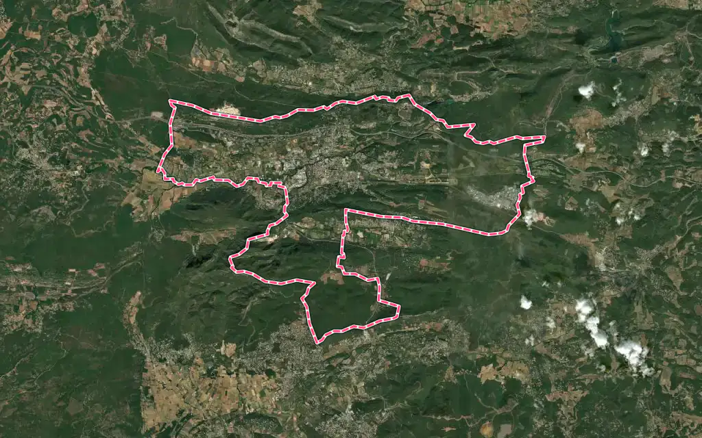 Vue satellite de Brignoles avec ses contours administratifs