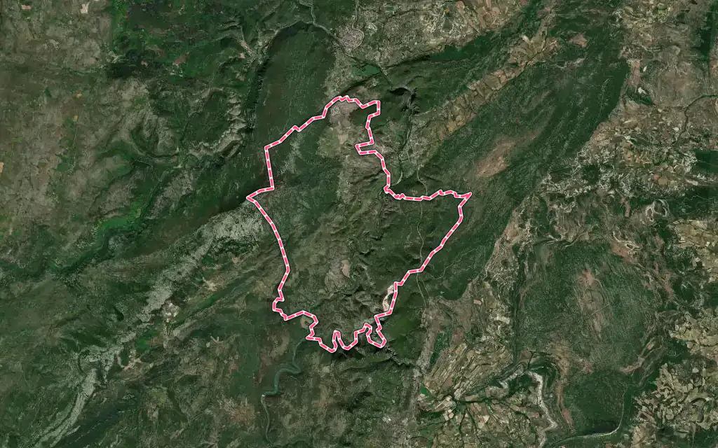 Vue satellite de Brissac avec ses contours administratifs