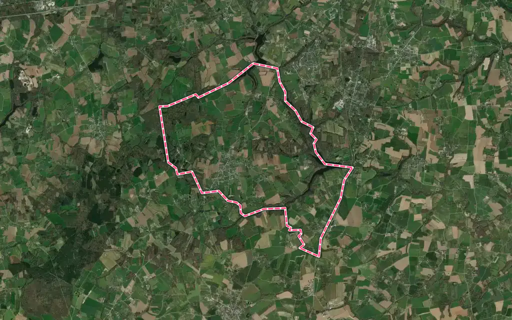 Vue satellite de Brusvily avec ses contours administratifs