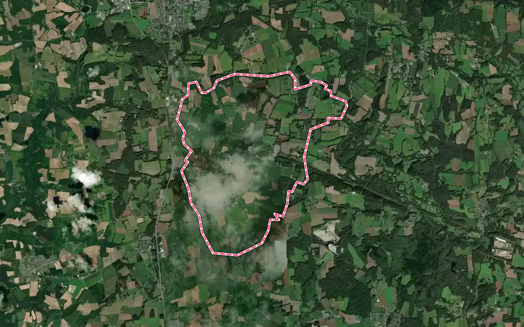 Vue satellite de Calan avec ses contours administratifs