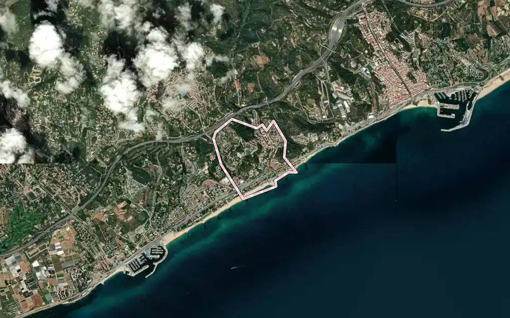 Vista satélite de Caldes d'Estrac con su contorno administrativo