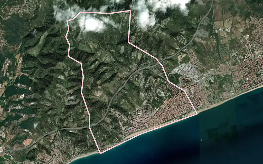 Vista satélite de Calella con su contorno administrativo