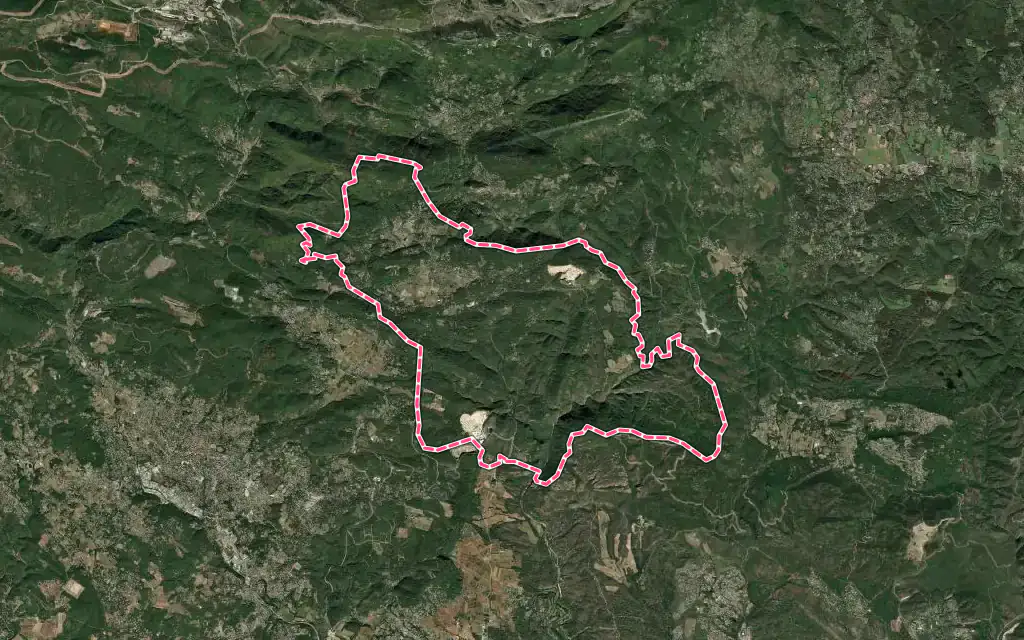 Vue satellite de Callas avec ses contours administratifs