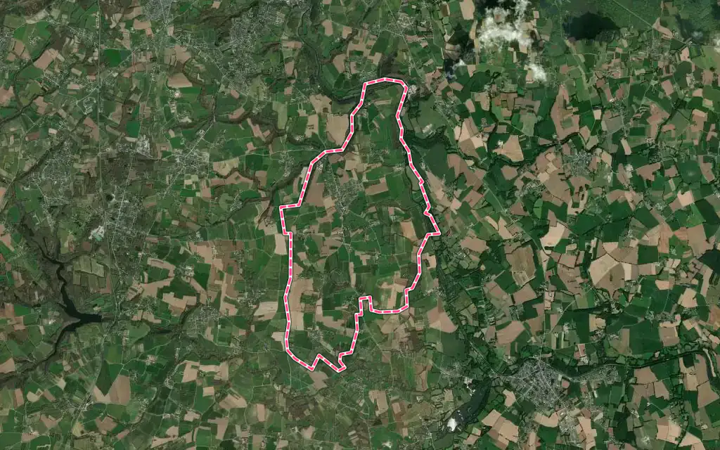 Vue satellite de Calorguen avec ses contours administratifs
