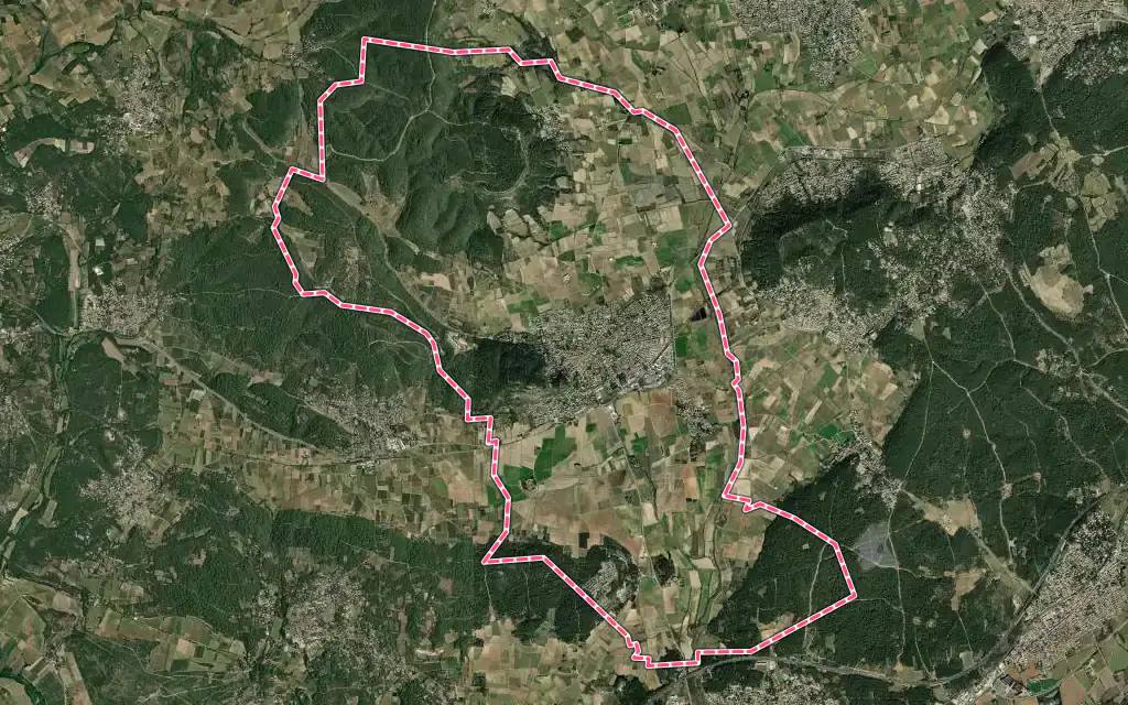 Vue satellite de Calvisson avec ses contours administratifs