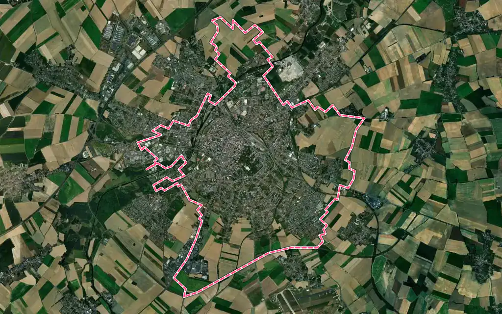 Vue satellite de Cambrai avec ses contours administratifs