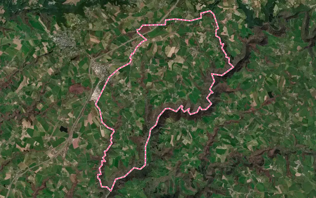 Vue satellite de Camjac avec ses contours administratifs