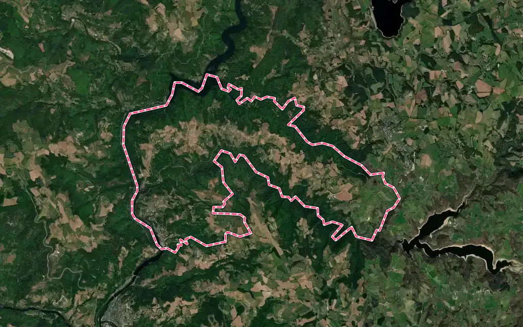 Vue satellite de Campouriez avec ses contours administratifs