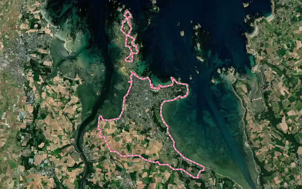 Vue satellite de Carantec avec ses contours administratifs