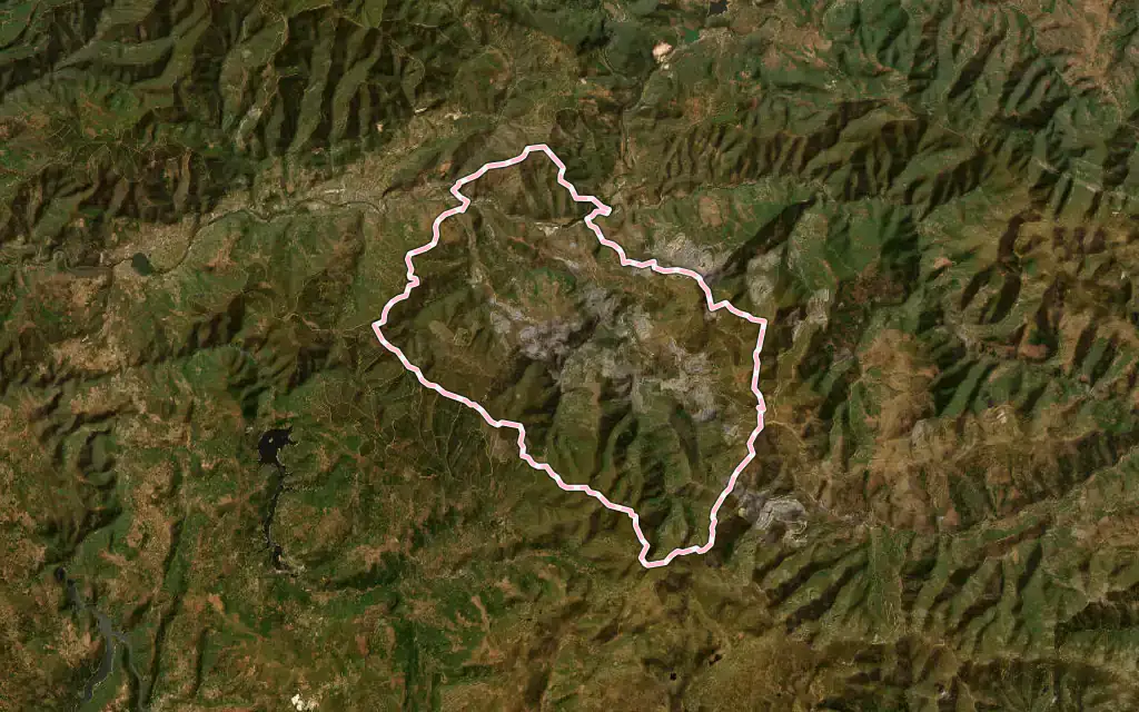 Vista satélite de Carballeda de Valdeorras con su contorno administrativo