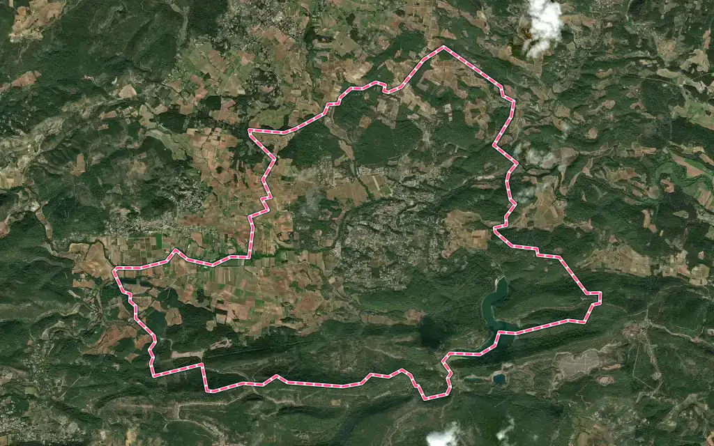 Vue satellite de Carcès avec ses contours administratifs