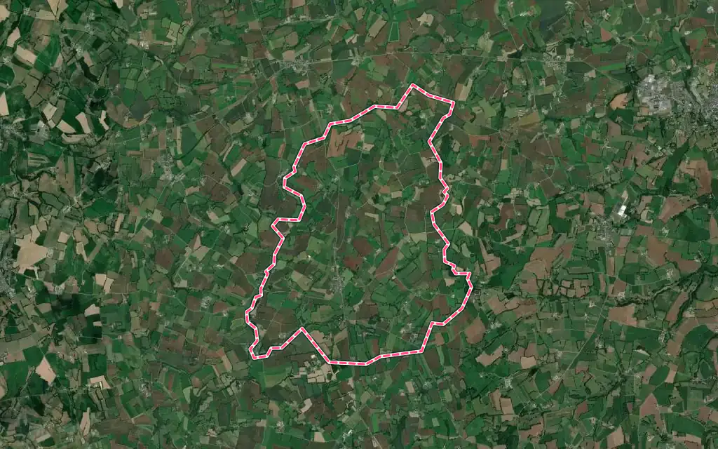 Vue satellite de Carelles avec ses contours administratifs