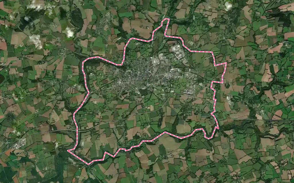 Vue satellite de Carhaix-Plouguer avec ses contours administratifs