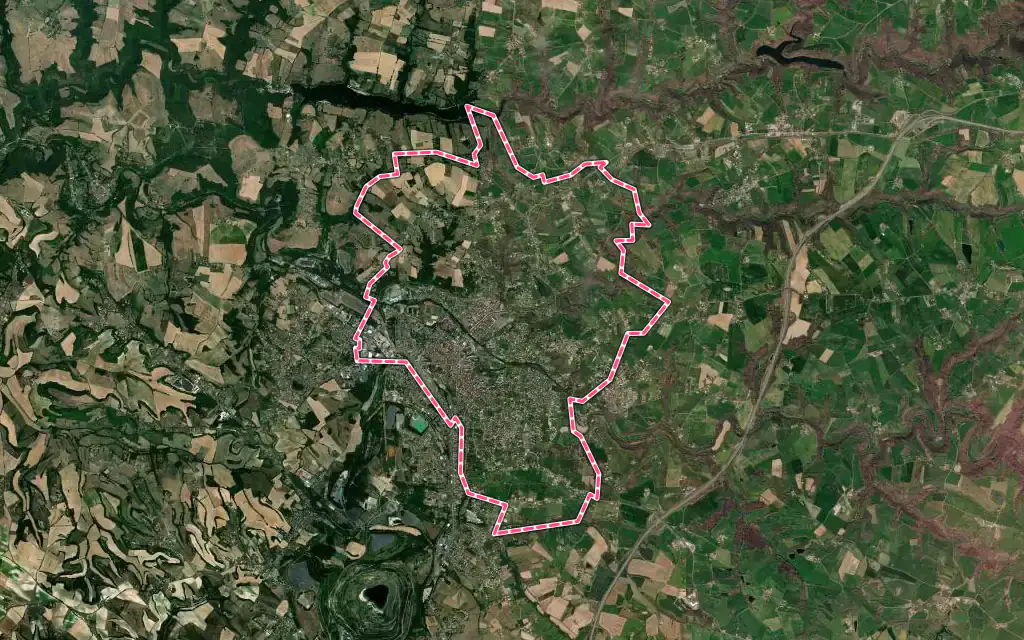 Vue satellite de Carmaux avec ses contours administratifs